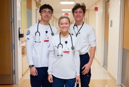 esball护理系的学生在医院里摆姿势拍照